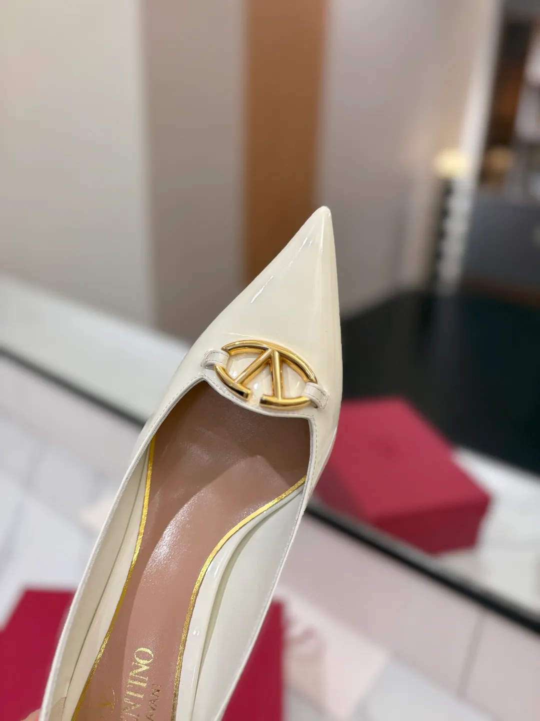 💕💕Factory direct selling price p520💕💕 VALENTINO’s hottest new high-heeled shoes, latest logo buckle, perfect combination with sexy pointed toe❤️‍🔥❤️‍🔥❤️‍🔥❤️‍🔥It is simply the pinnacle of summer fashion💖💖💖💖original replica Upper: patent leather, subleather Outsole: Italian leather outsole Heel height: 6.5cm Size: 35-39 (40 41 42 customized, non-refundable and non-exchangeable)